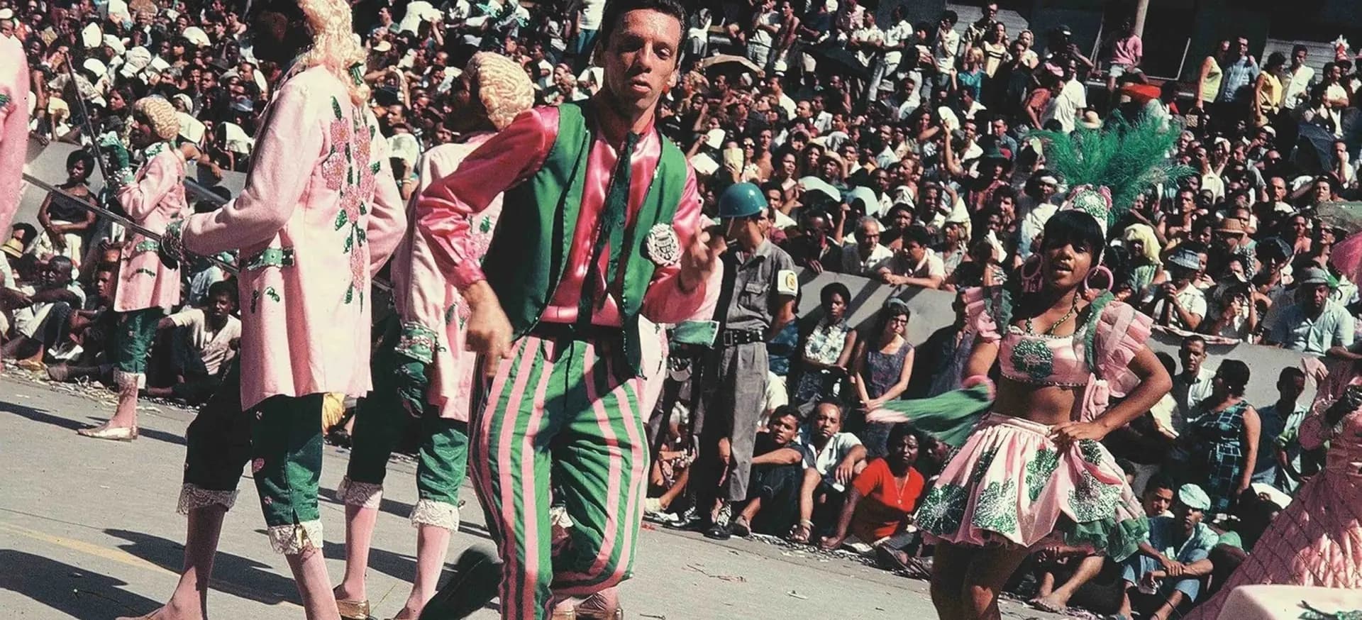 Helio-Oiticica-desfilando-com-a-Escola-de-Samba-Estacao-Primeira-de-Mangueira (1) (1) (1)
