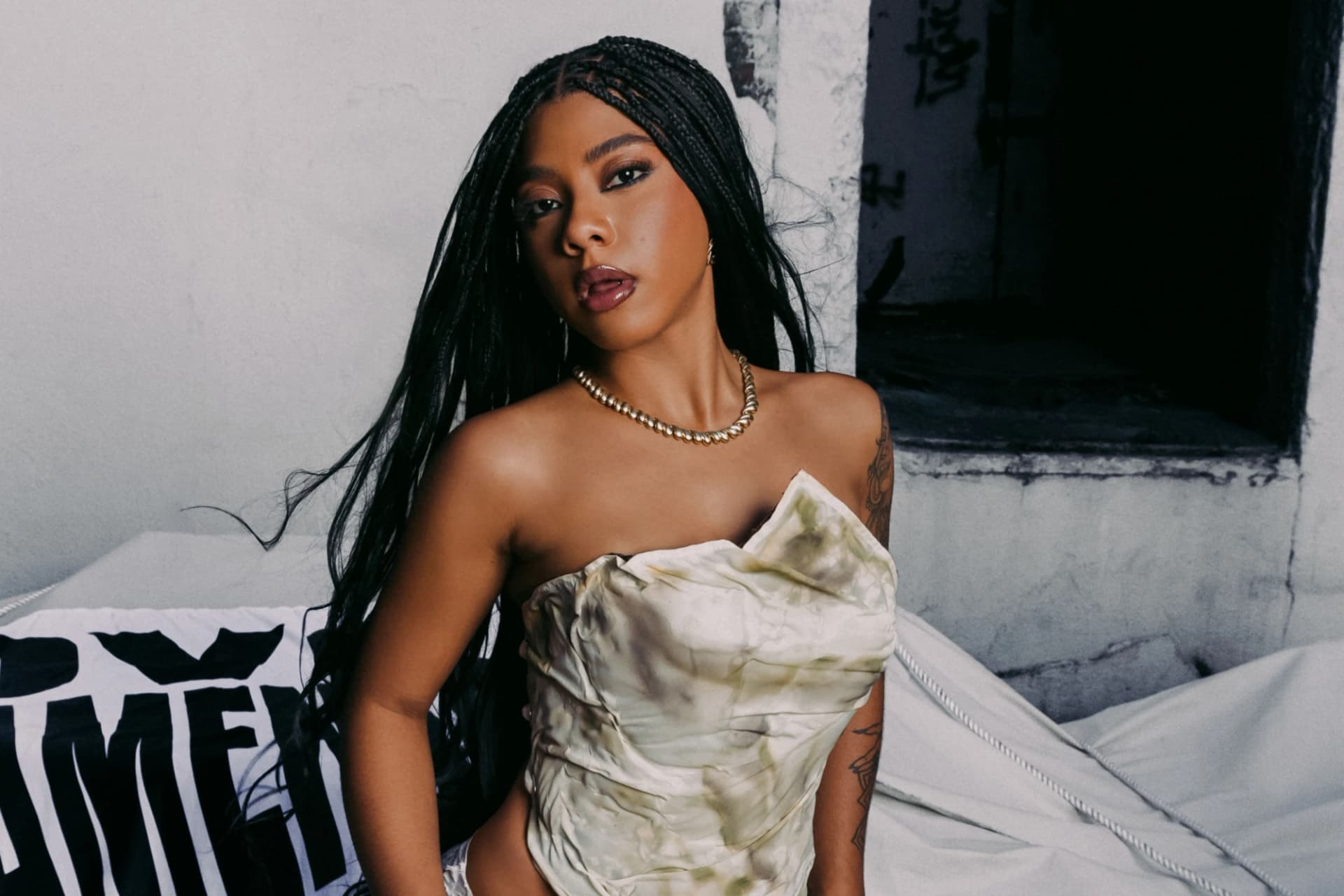 ajuliacosta (feature)