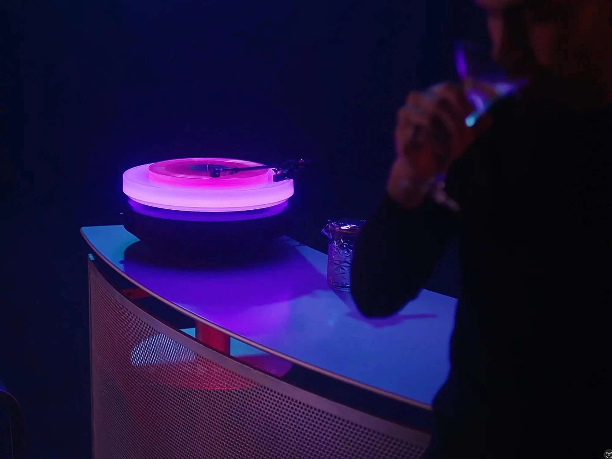 Audio-Technica-Hotaru-Turntable@2000x1500-1